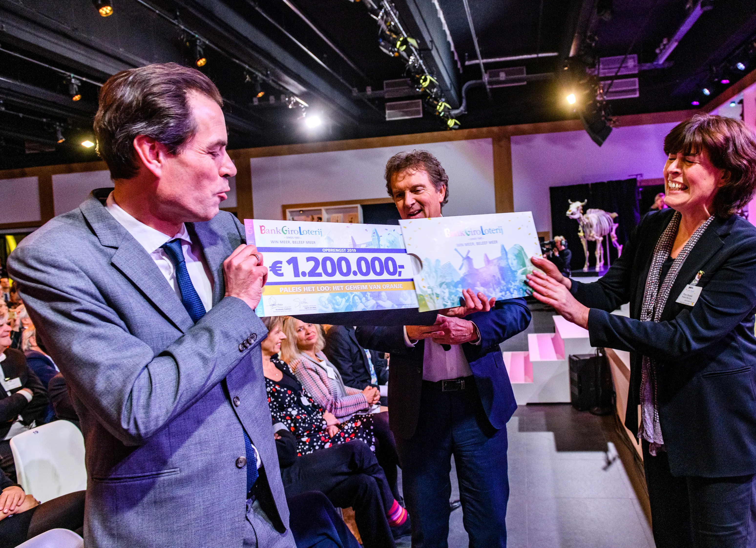 bankgiroloterijmichel van maarseveen neemt cheque in ontvangst voor paleis het loo