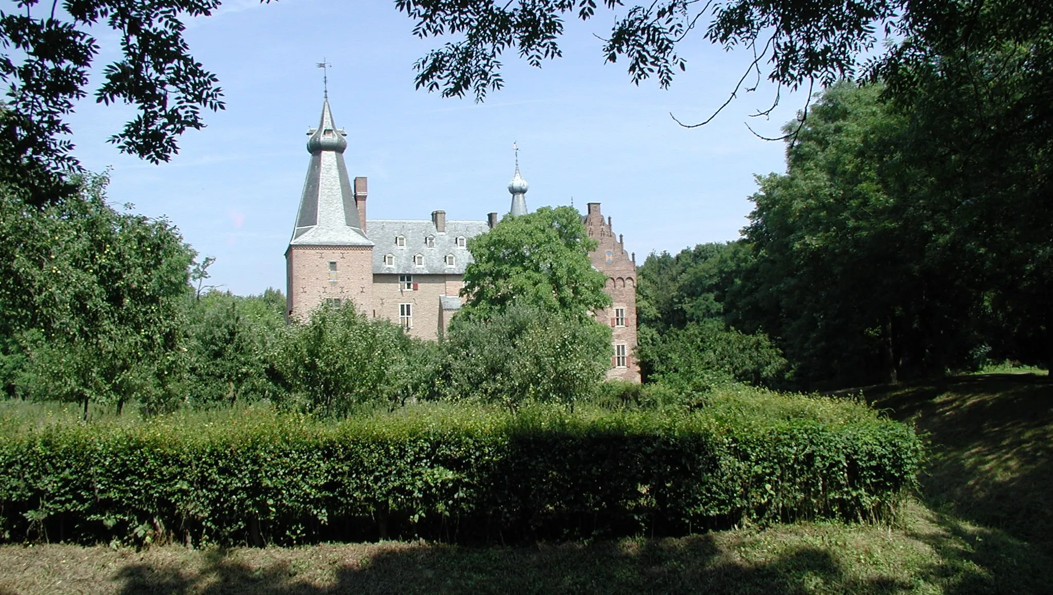 bdkb0qs20twuk2gzw4f96og1r doorwerth kasteel achteraanzicht veraf 2001