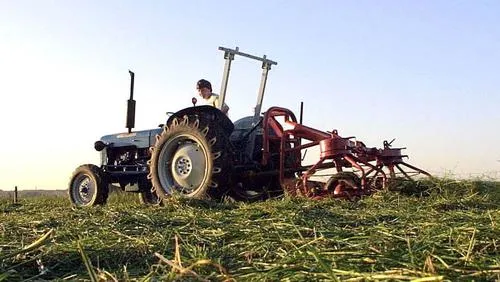 br14i0qda8n5jttwatcolzmrf tractorhooiengrasboerweilandhqnovum