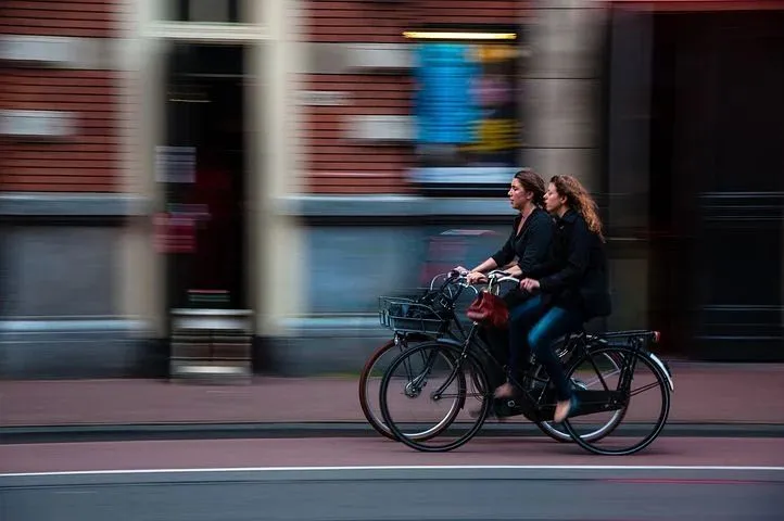 cyclists 690644 480