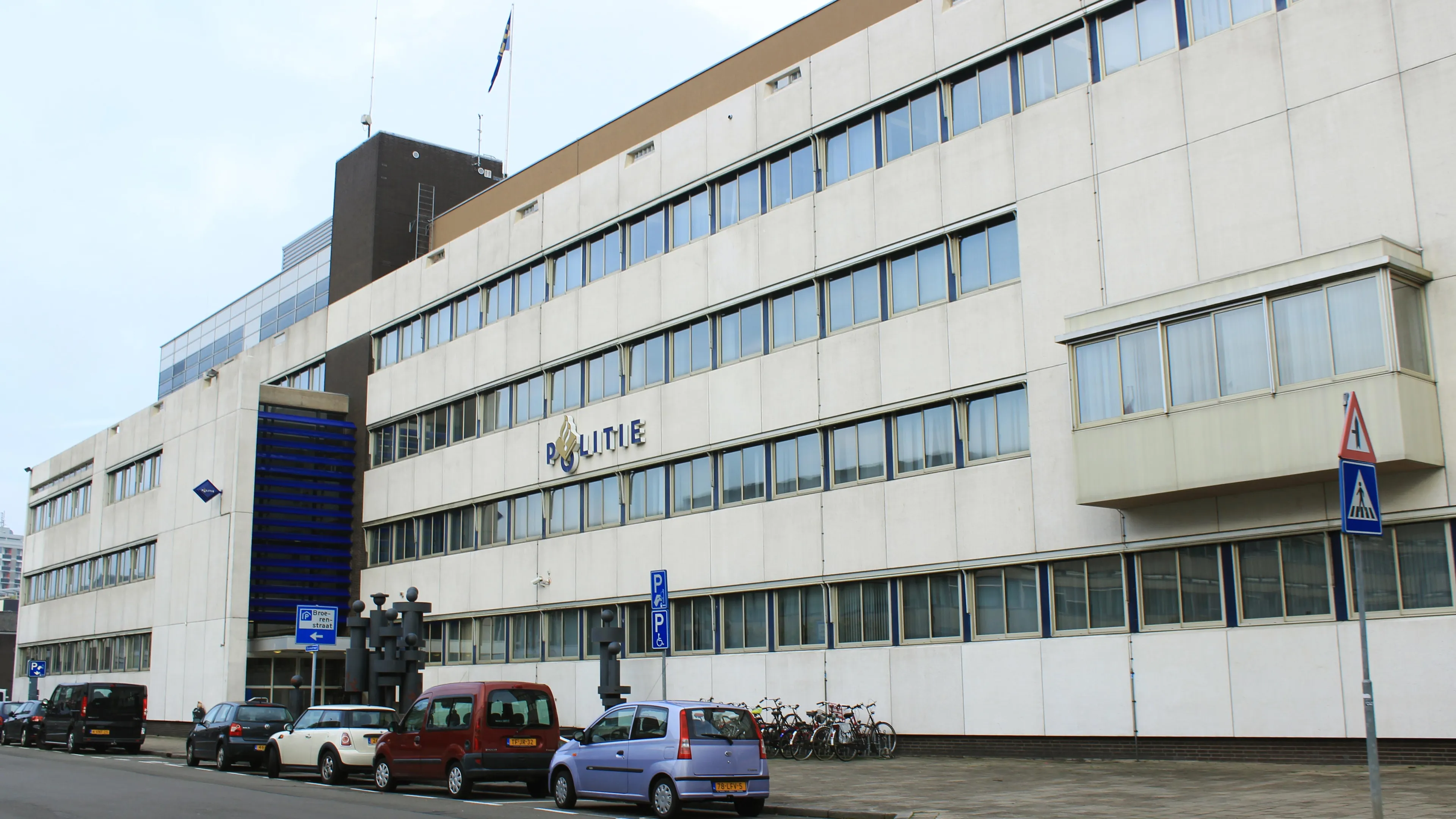 d19yip1qkamorutyg6bb4fvsn politiebureau zijkantcrop