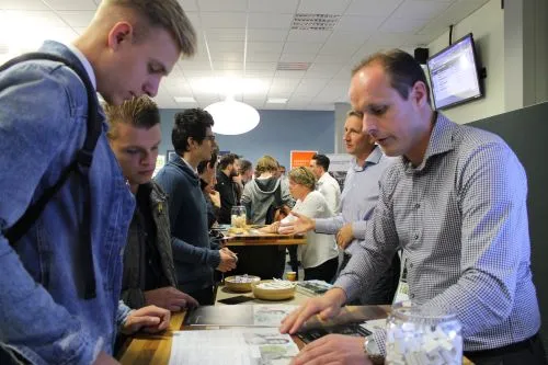 han automotive bedrijvendag 2016 gesprekken studenten met bedrijven