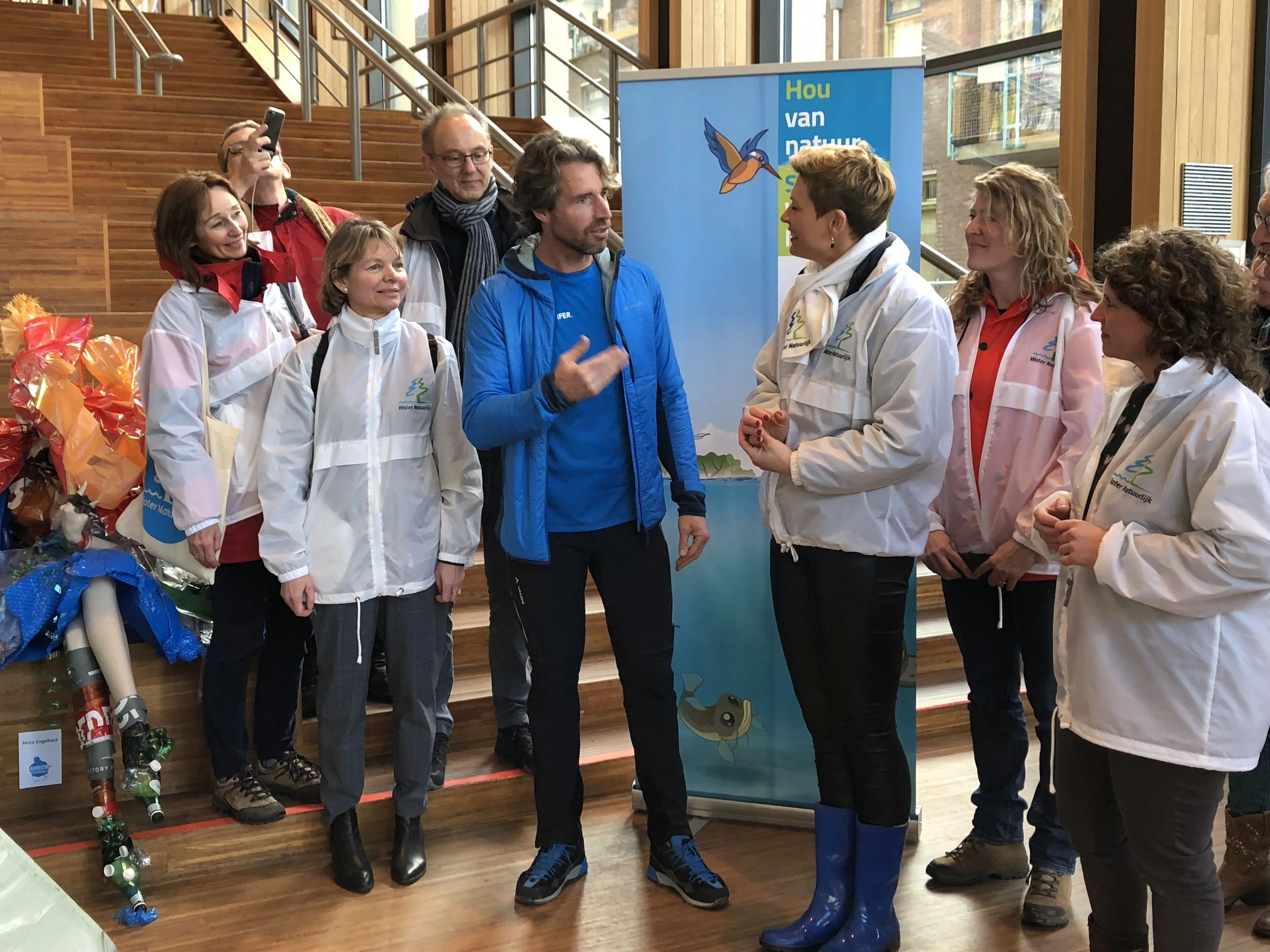 img 0347 merijn tinga neemt zwerfvalaval in ontvangst van kandidaten water natuurlijk rozet 20190317