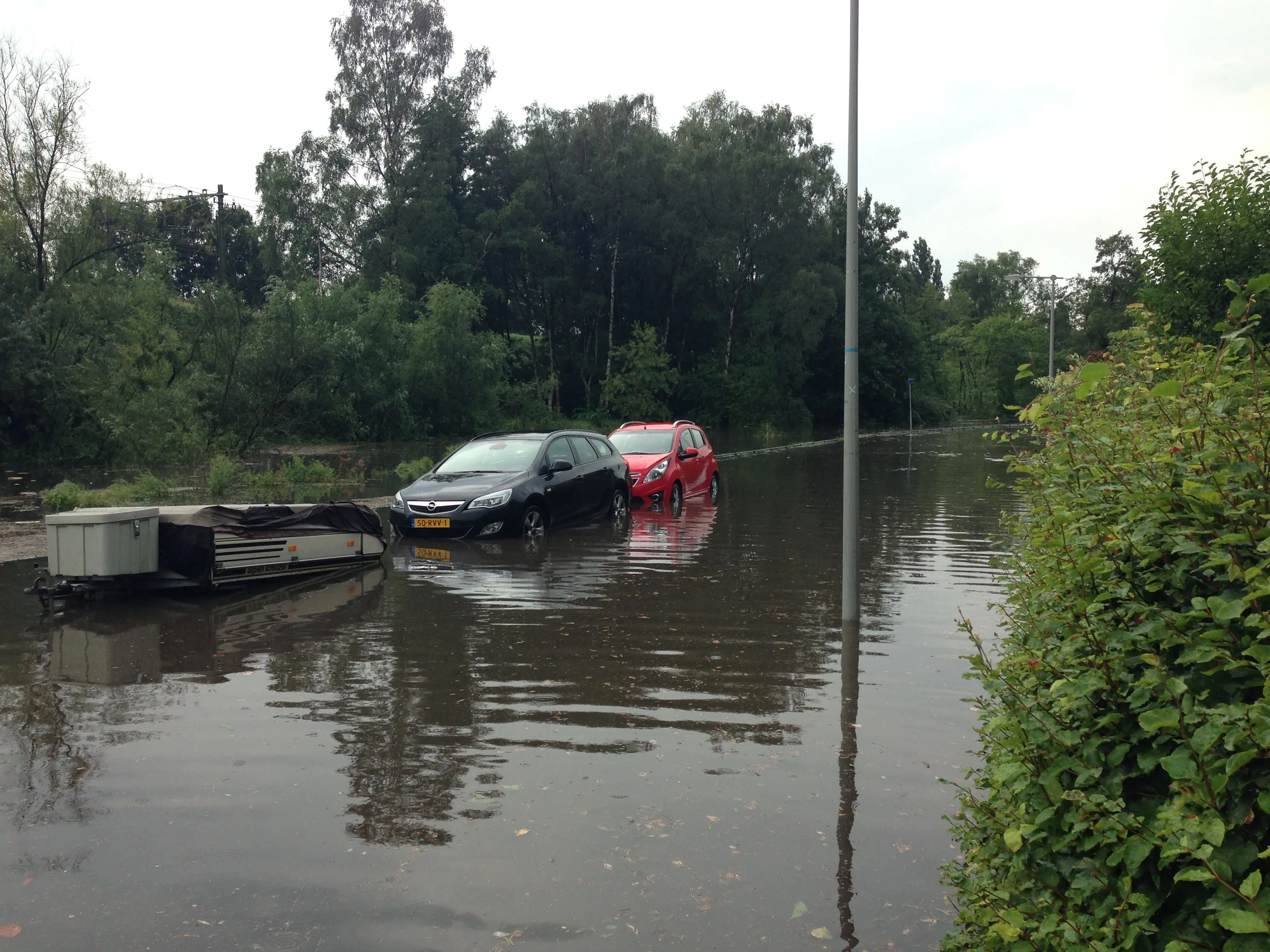 img 3983 wateroverlast schavenmolenstraat arnhem foto maurice van kippersluis
