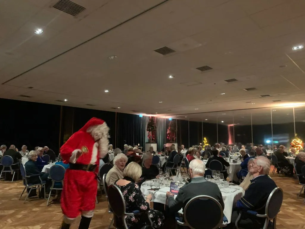 kerstdinerouderenhotelduivenoriginal 308eaec1 8d17 44ec 8359 7b7b8adbe9d9