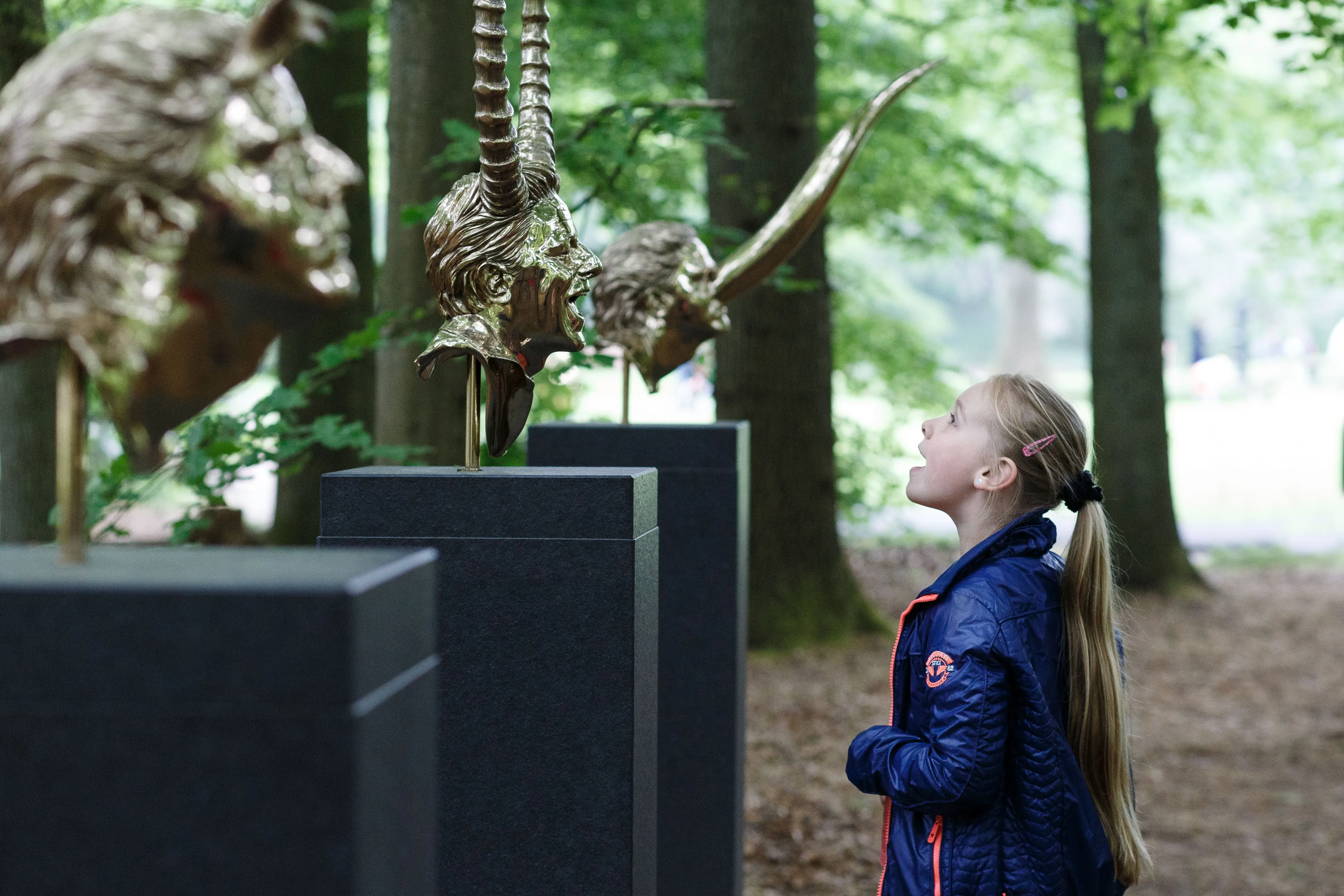kmmeisje bij hoofdstukken van jan fabre photo wieneke hofland