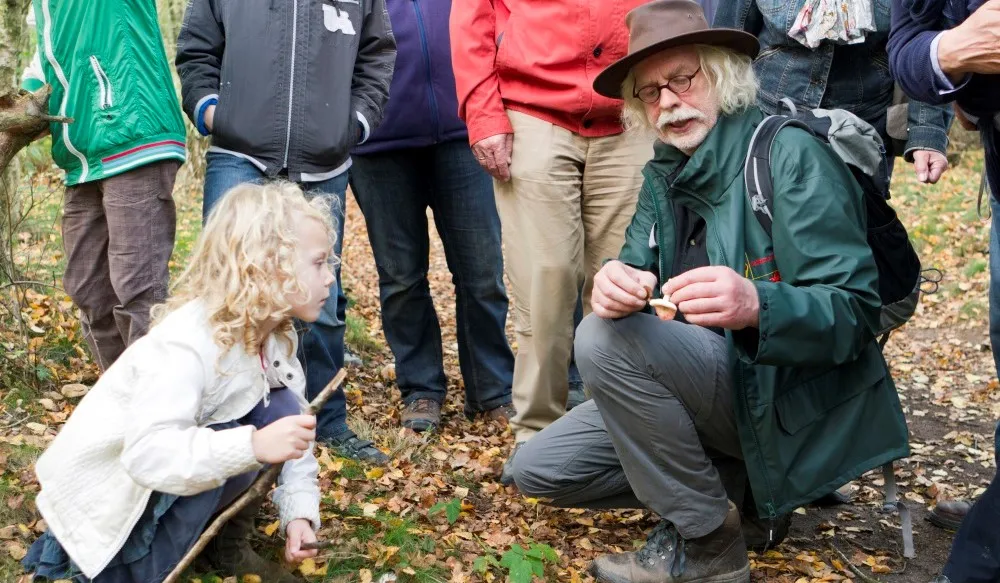 lbwwl8hqe3z1080ntje291yhg boswachter geeft uitleg 10 kinderen foto ton rottengarter