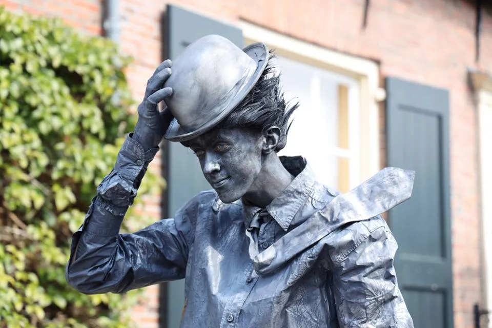 livingstatuesborneboeit57052925 2064356360329443 8732632174580203520 n