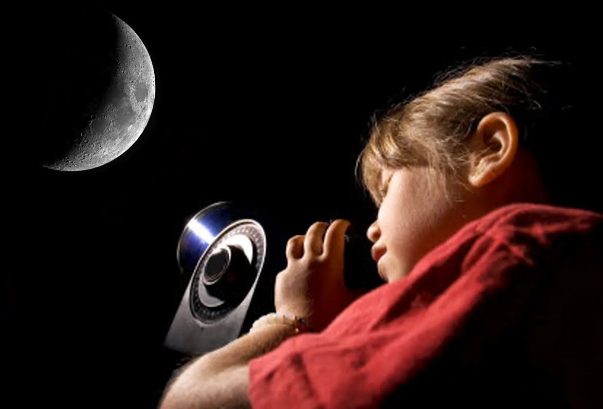 meisje bekijkt de maan
