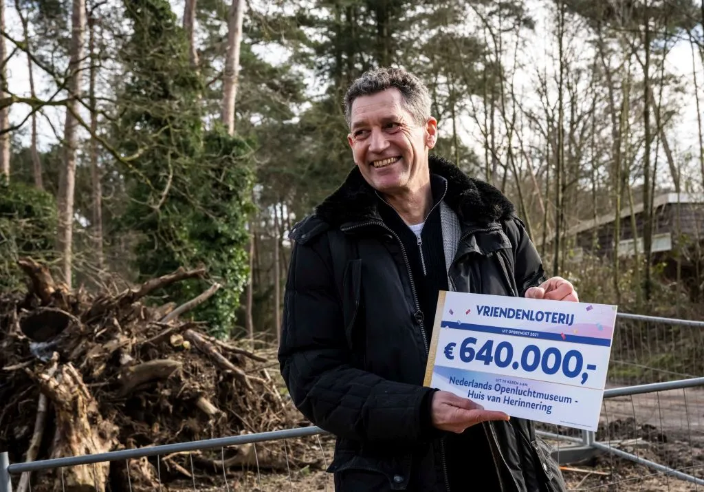 olmteus eenkhoorn van nederlands openluchtmuseum met cheque vriendenloterij