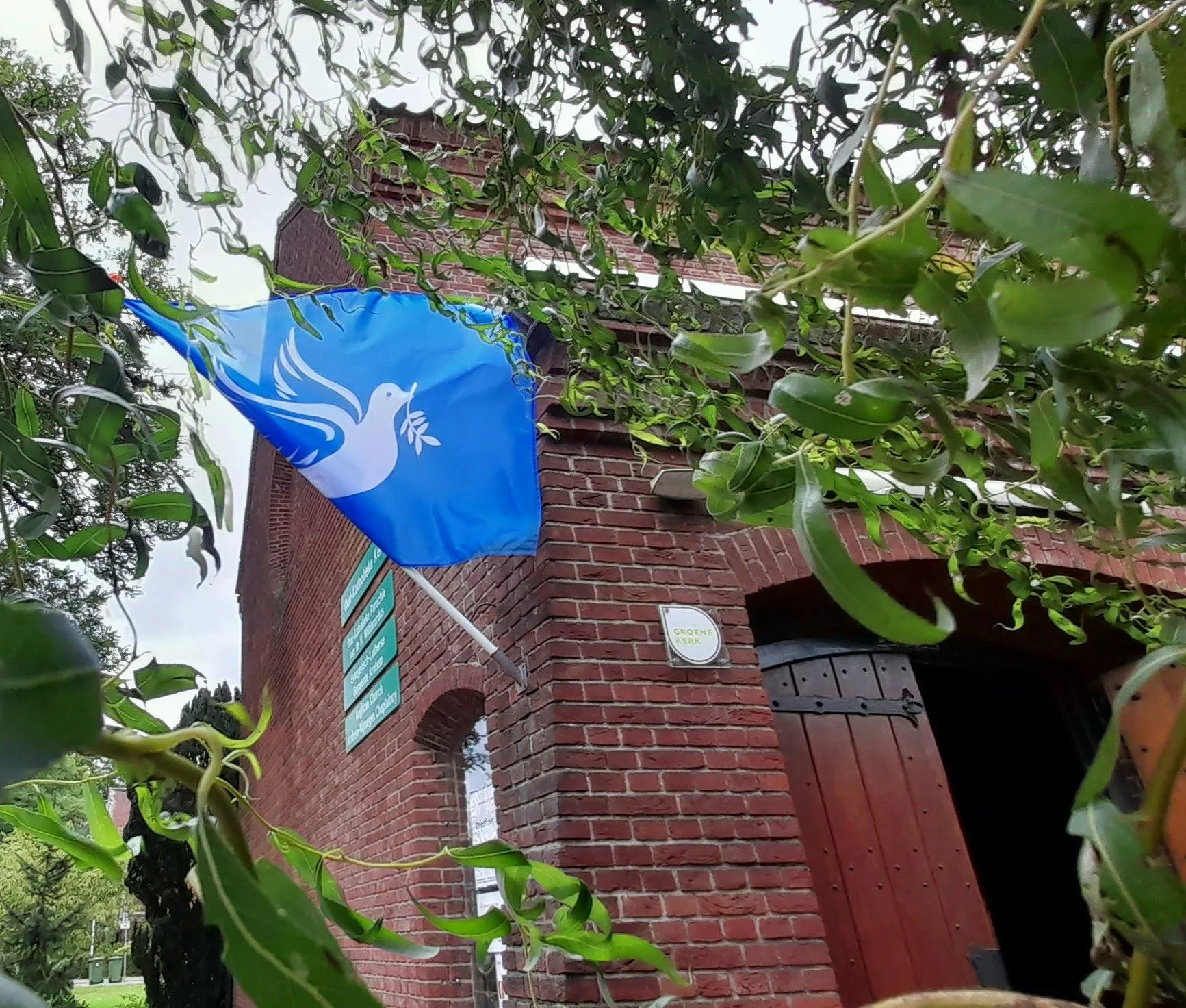 oud katholieke kerk arnhem met vredesvlag 1