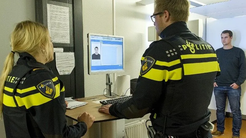 politieaangehouden arrestant wordt in progis ingevoerd