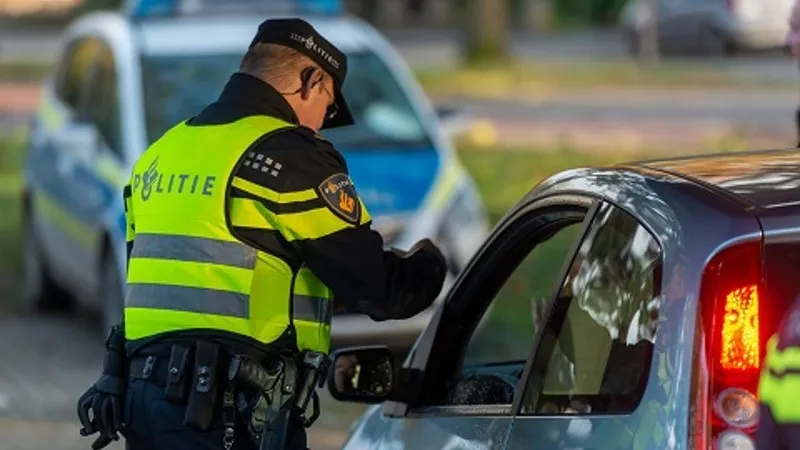politieagent spreekt met bestuurder