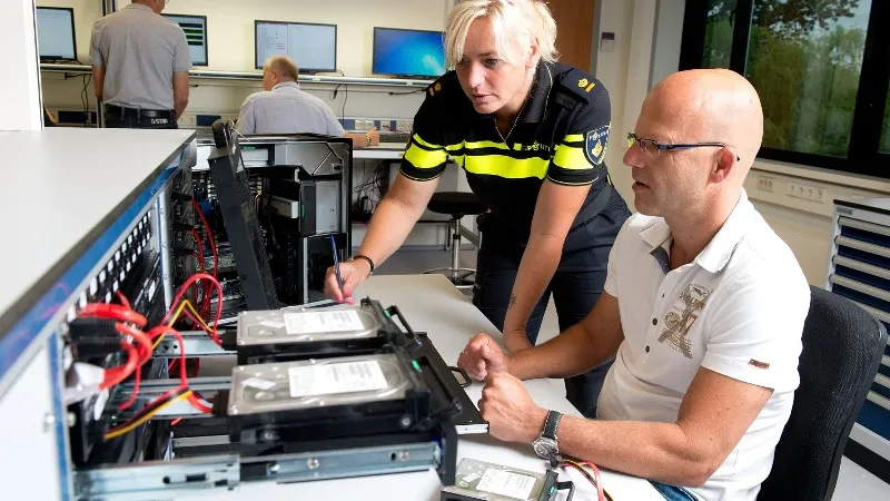 politiedigitaal onderzoek door rechercheur en agent