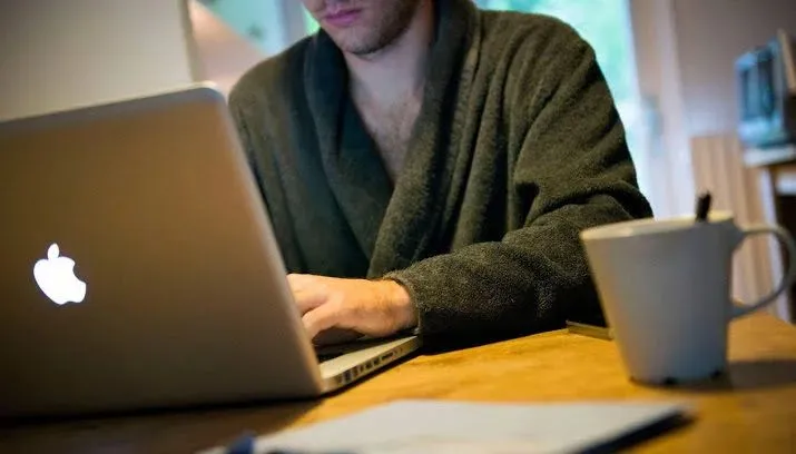 thuisblijvennederlanders blijven veel thuis vanwege coronavirus 715x408