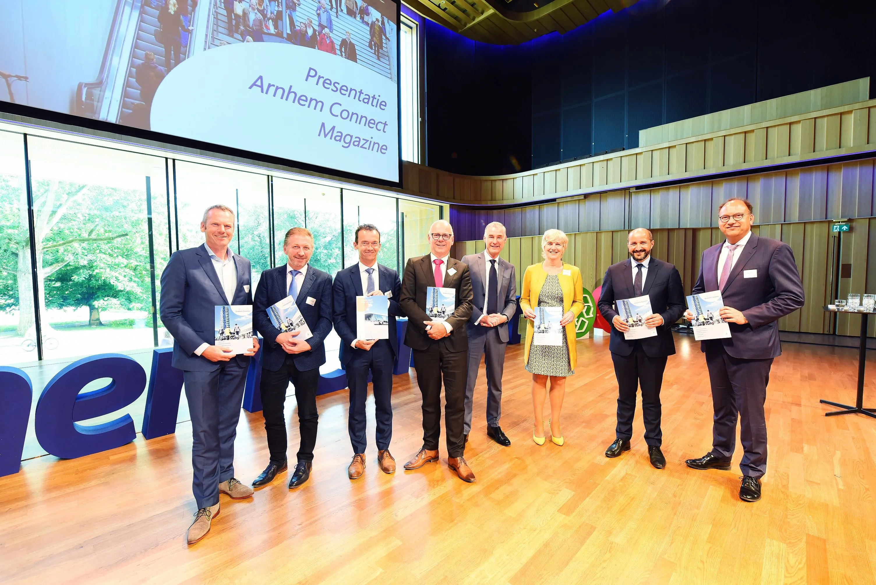 uitreiking arnhem connect magazine aan burgemeesters
