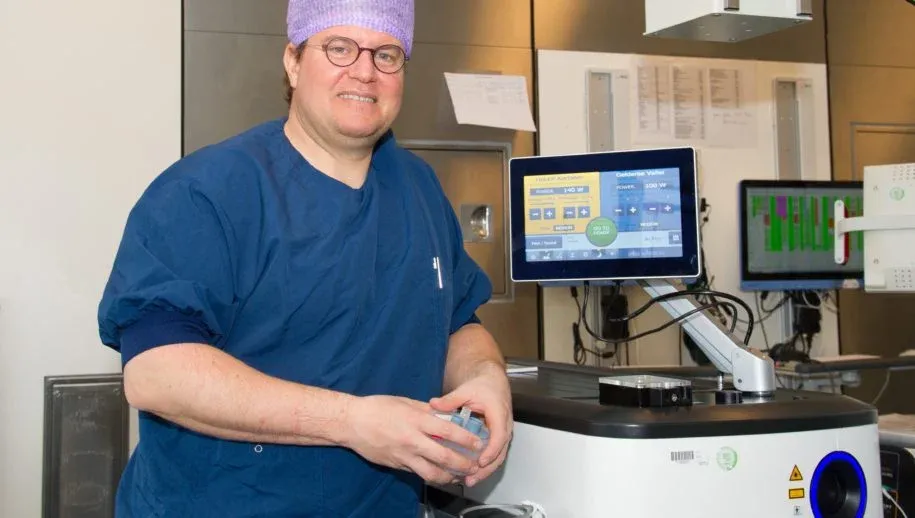 uroloog michael kortleve bij het laserapparaat 915x518