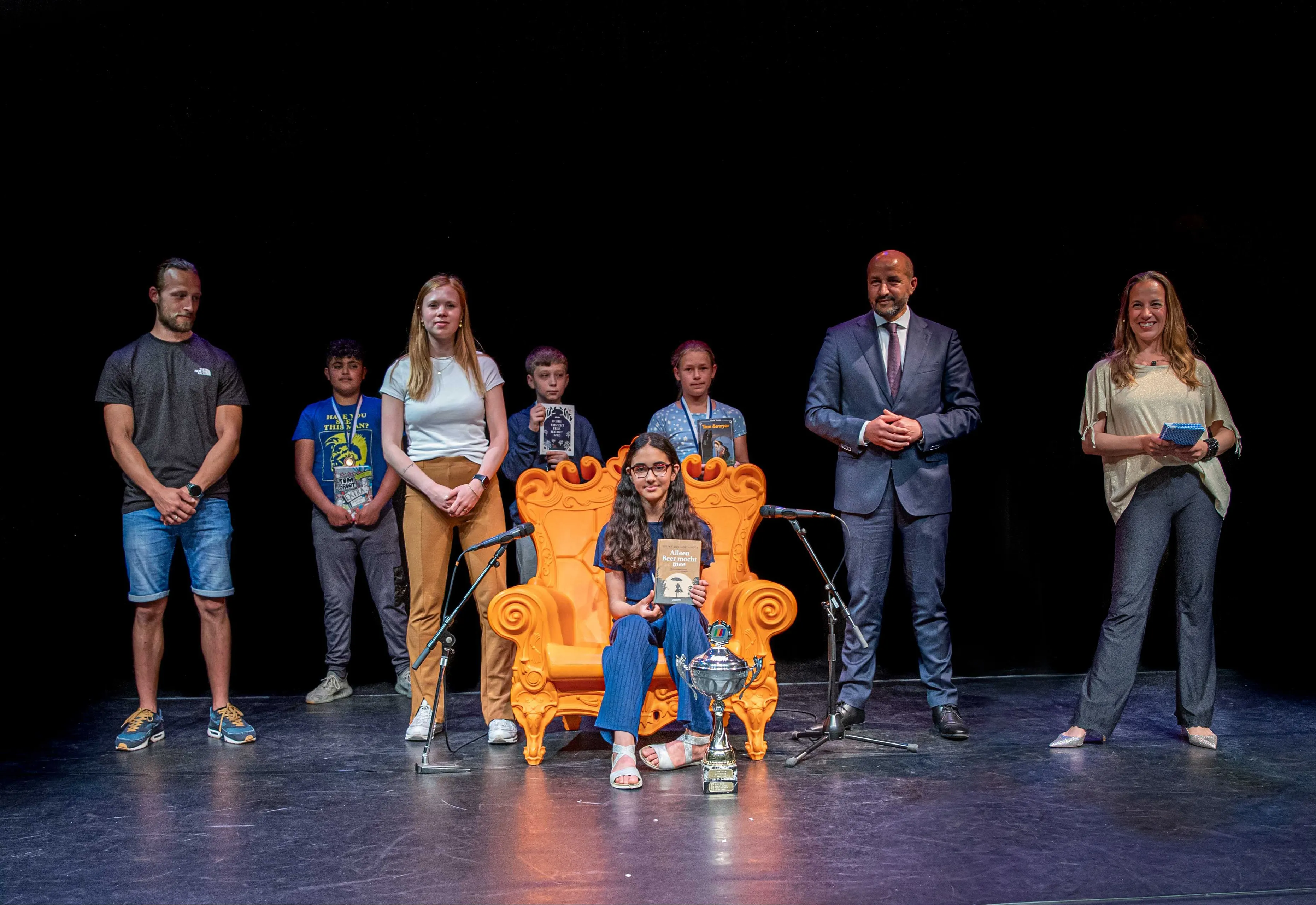 voorleeskampioen finalisten en jury arnhemse voorleeswedstrijd