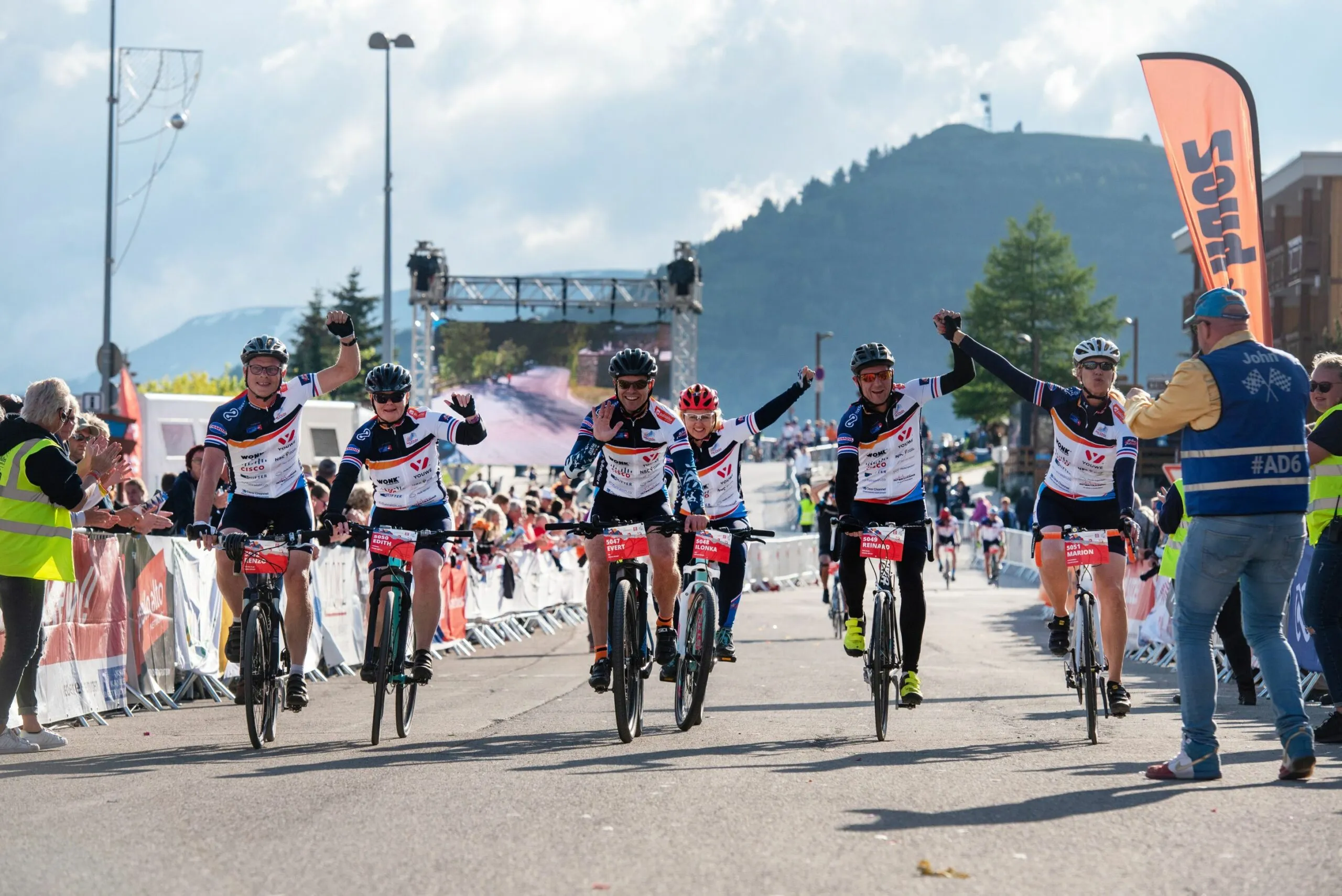 wielrenners op de alpe dhuez foto barbare daamenklein scaled
