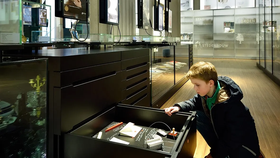 yxvg2yebvtkyvea9fha2kr3bk jongetje in erfgoedcentrum