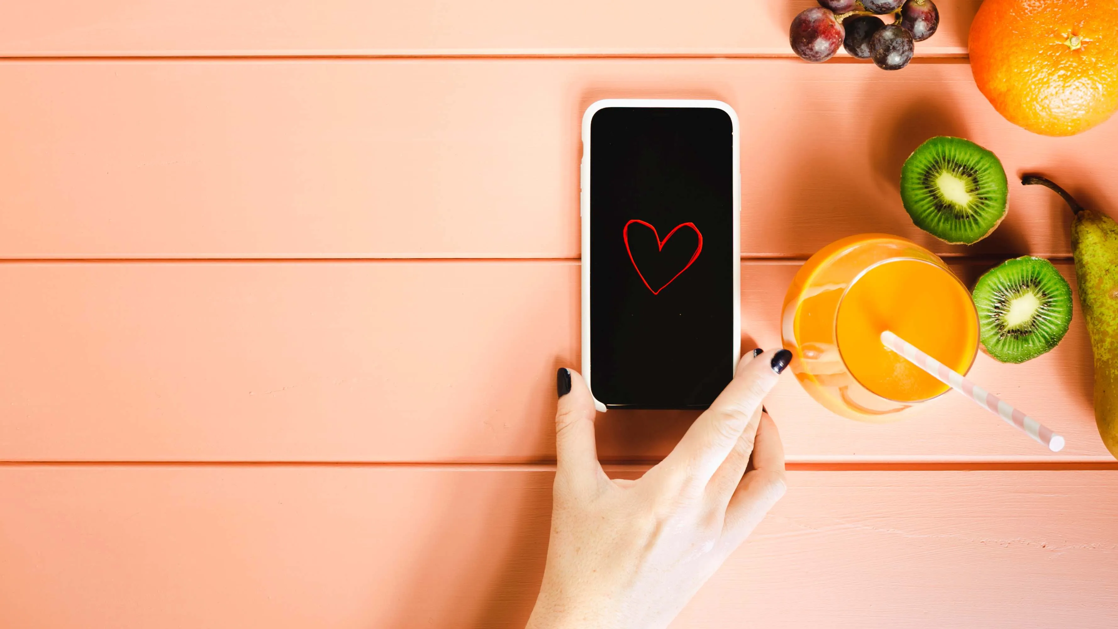 vitanos en rozetcursushealthy food concept with smartphone copyspace left