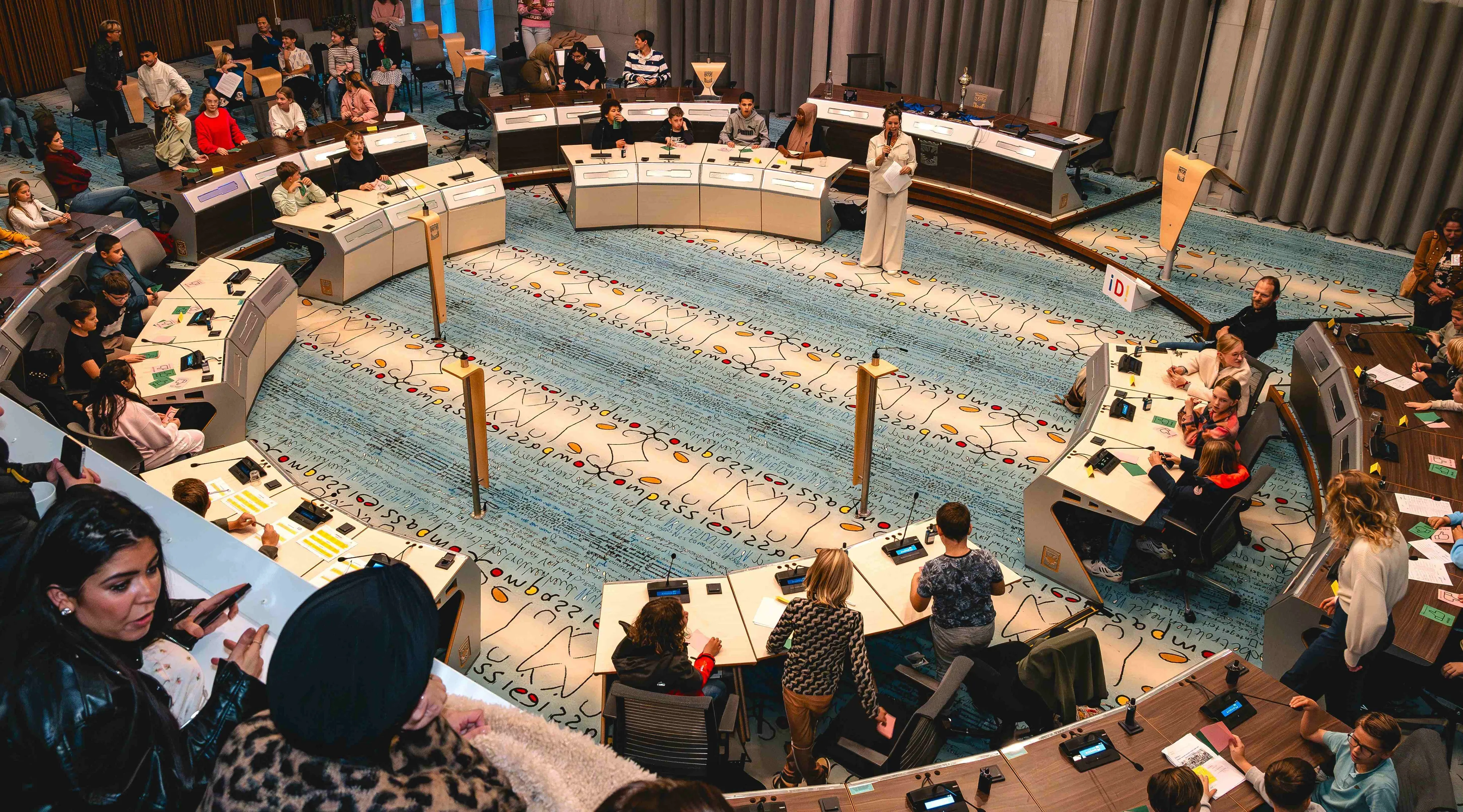 debat scholieren vanaf publieke tribune
