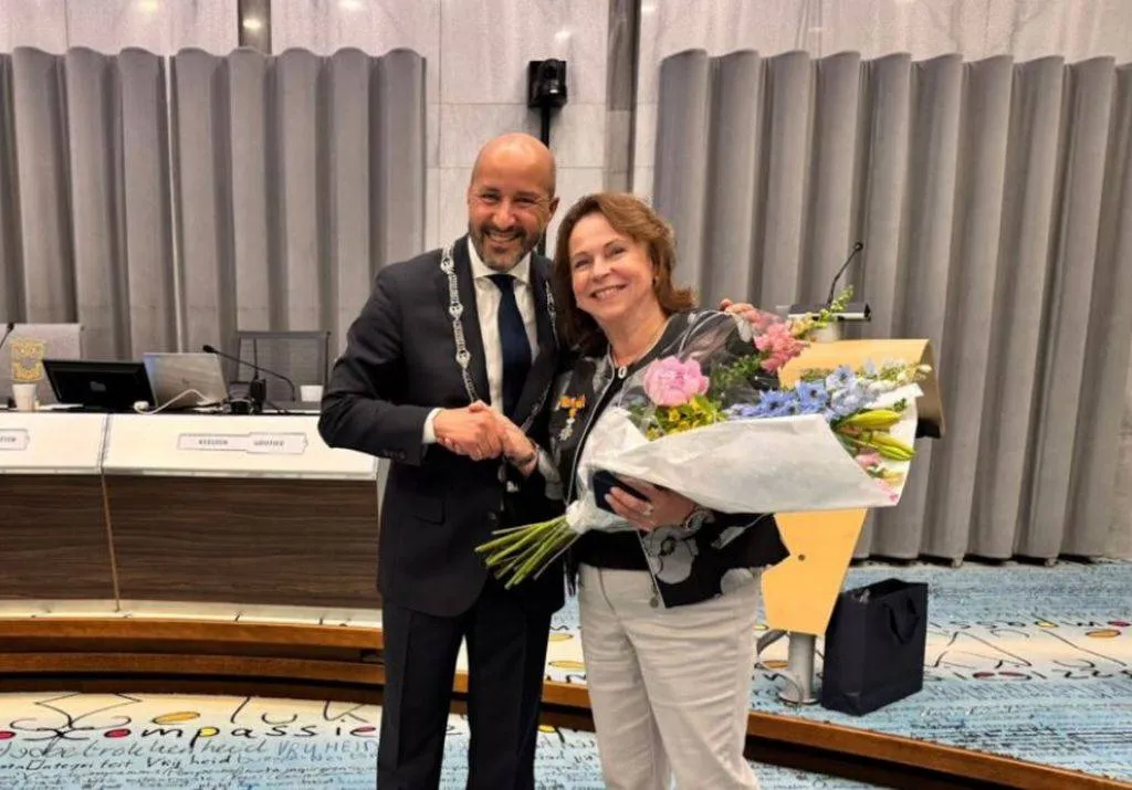 koninklijke onderscheiding en zilveren stadspenning voor vertrekkend raadslid lea manders gemeente arnhem
