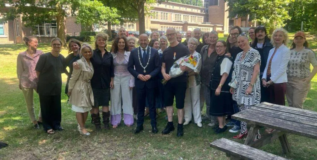 koninklijke onderscheiding voor matthijs boelee bij afscheid fashion design artez gemeente arnhem