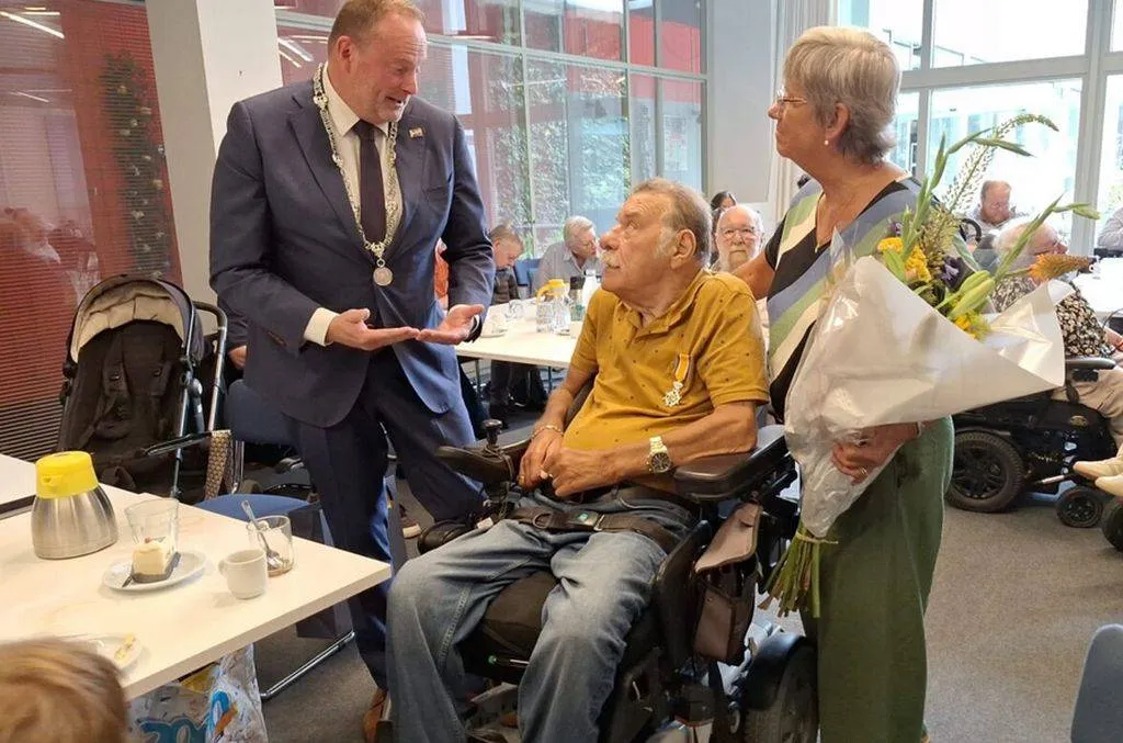 pieter den duijf geridderd voor inzet toegankelijk openbaar vervoer gemeente arnhem
