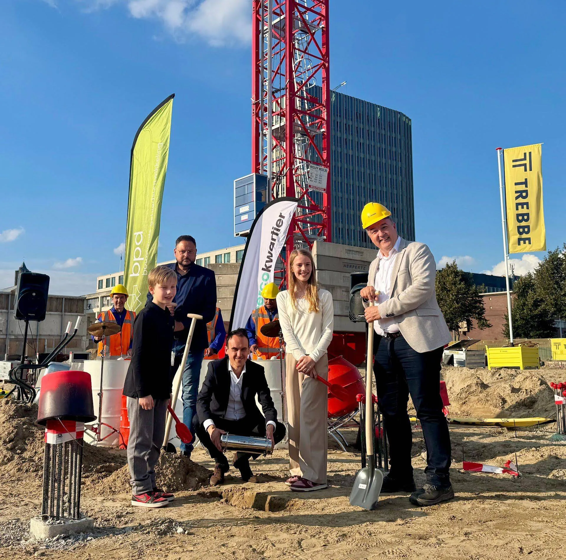 start bouw Coberco terrein.Wethouder Paul Smeulders (midden) begraaft de tijdmachine met toekomstige bewoners en Raymond Stapel van BPD (derde va(138)