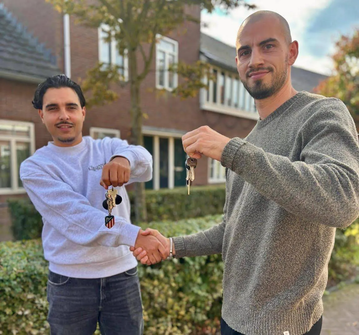 woningruil.gemeente Arnhem.twee Arnhemmers die blij zijn met hun nieuwe woning.(134)