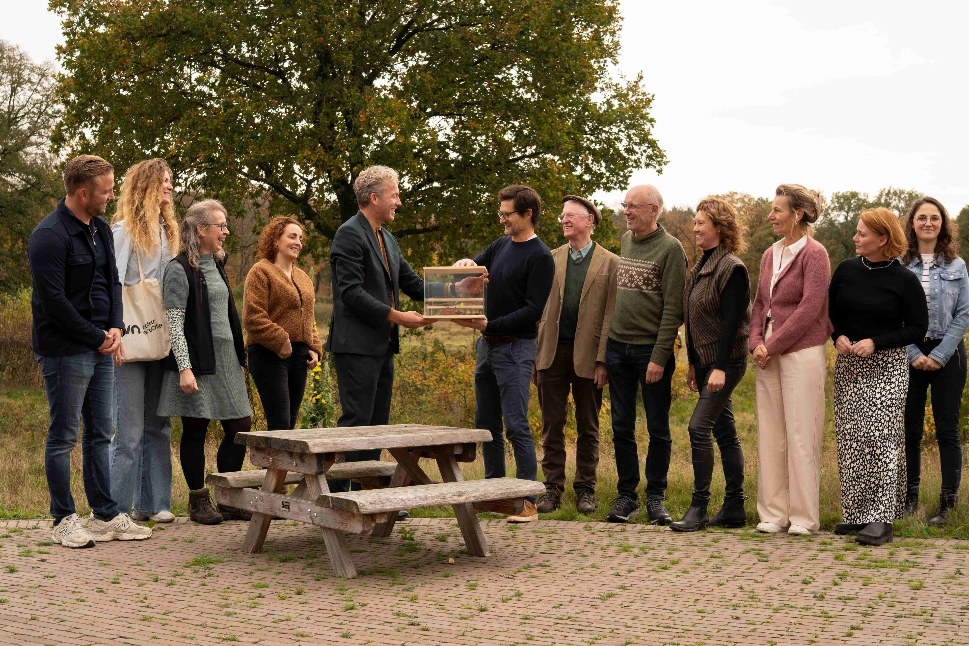 Groepje kast overhandigd(2)