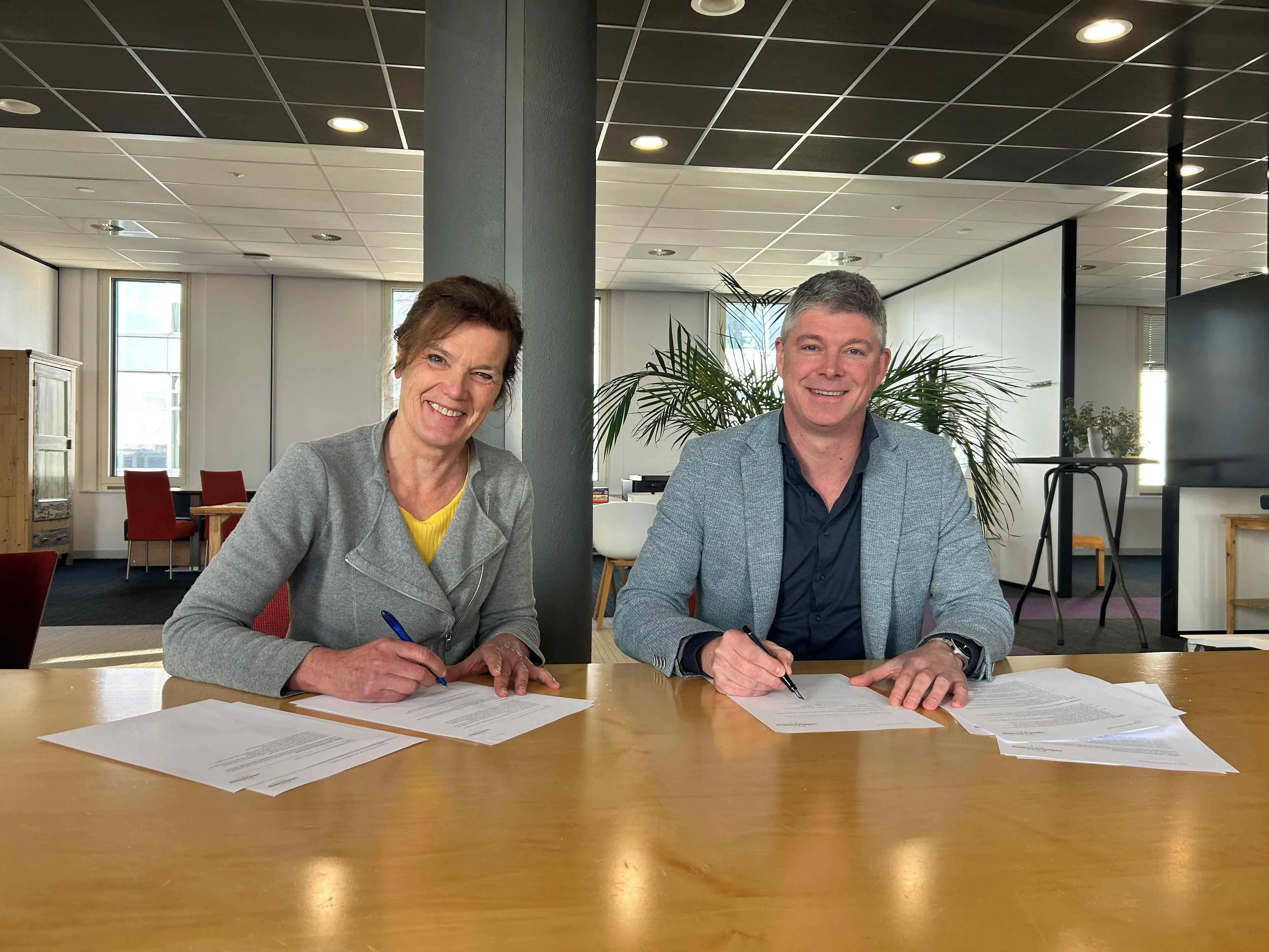 Liesbeth van Asten, directeur-bestuurder van Volkshuisvesting Arnhem en Niek Gerritsen, directeur Van de Klok