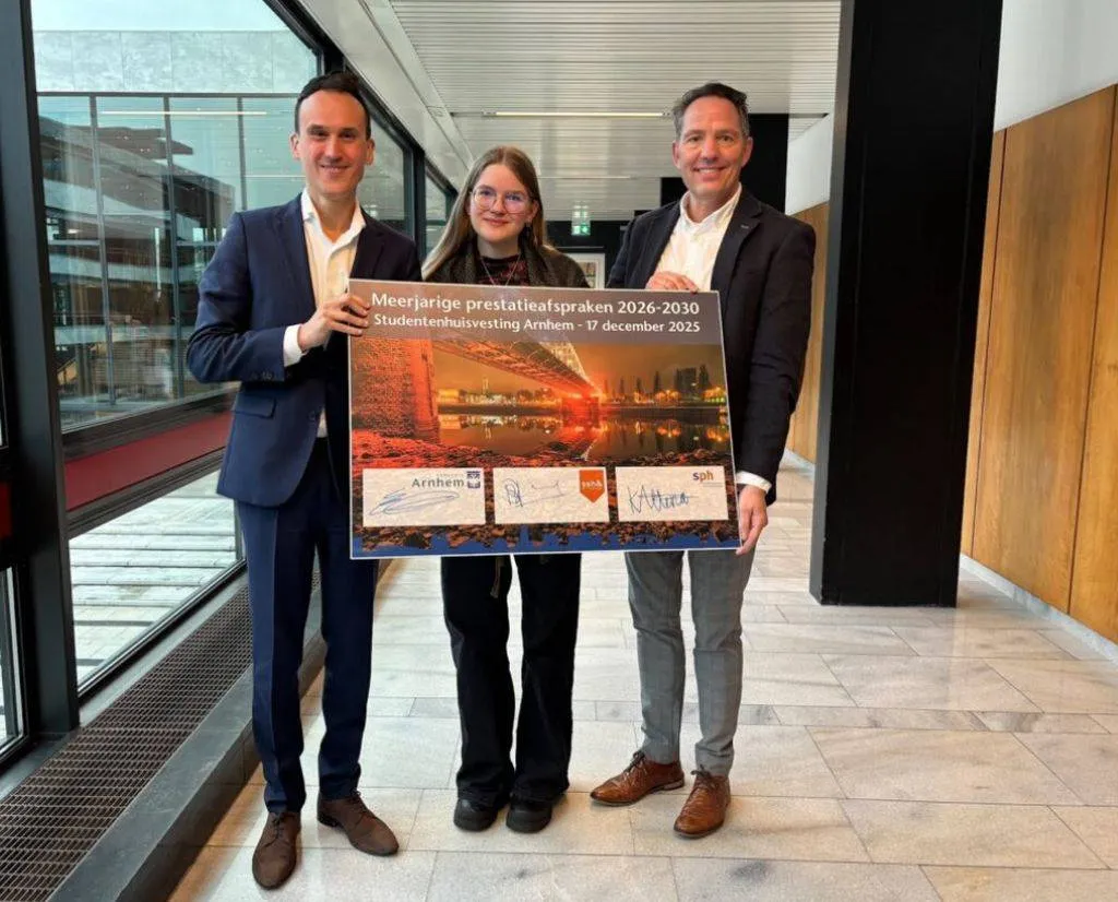 Extra studentenkamers voor Arnhem.Foto van de ondertekening van de prestatieafspraken tussen gemeente Arnhem, SSH& en SPH. Gemeente Arnhem