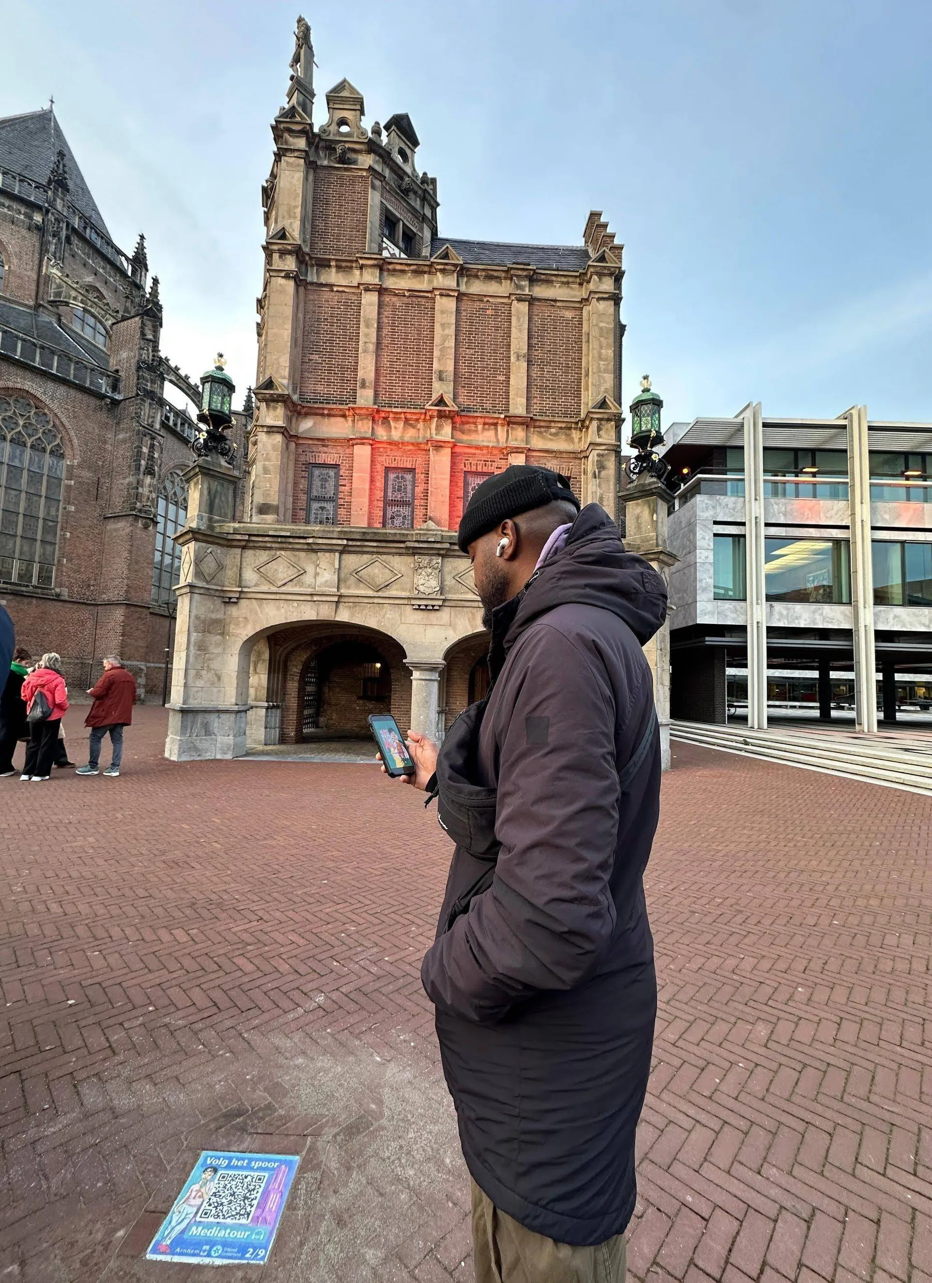 Slavernijverleden.Door de QR-code op de tegel te scannen kom je bij het verhaal van Anna van Vossenburg uit en leer je meer over haar leven in slavernij in Arnhem