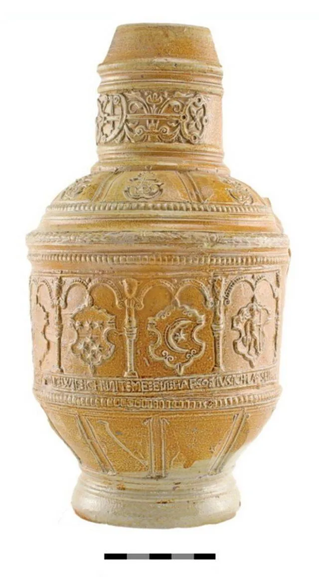 Grote versierde schenkkan uit circa 1596. Gemeente Arnhem