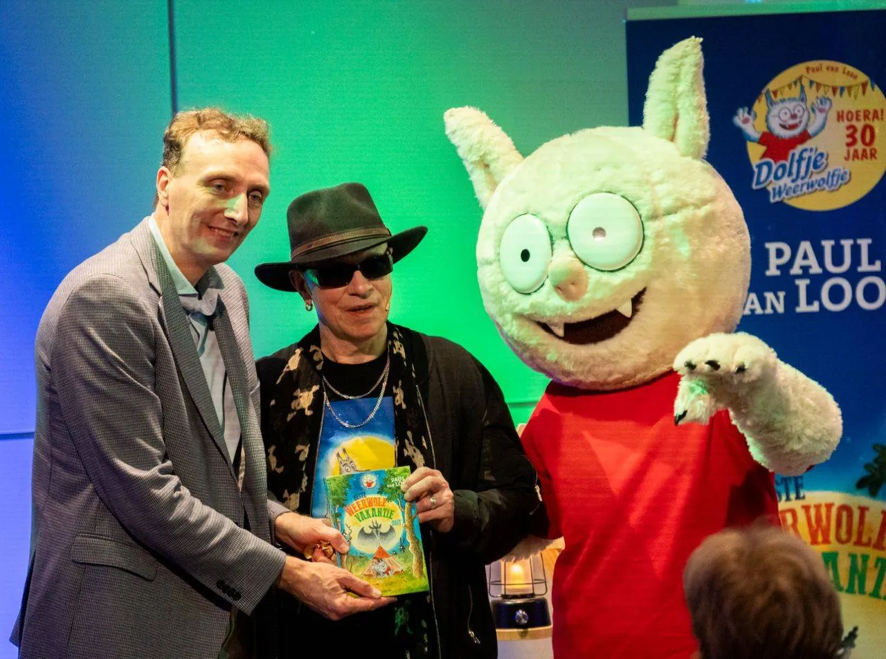 Paul van Loon met director en Dolfje Weerwolf.Mira Meijer