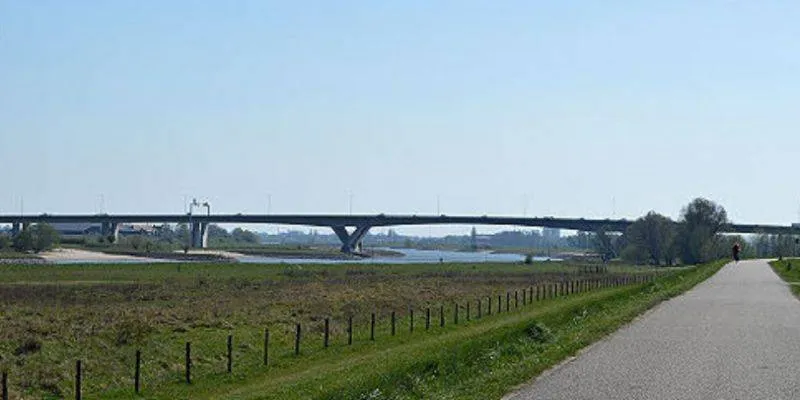 Pleijroute in Arnhem.Foto Ruud van Capelleveen. Andrej Sacharovbrug vanaf de Malburgse Bandijk