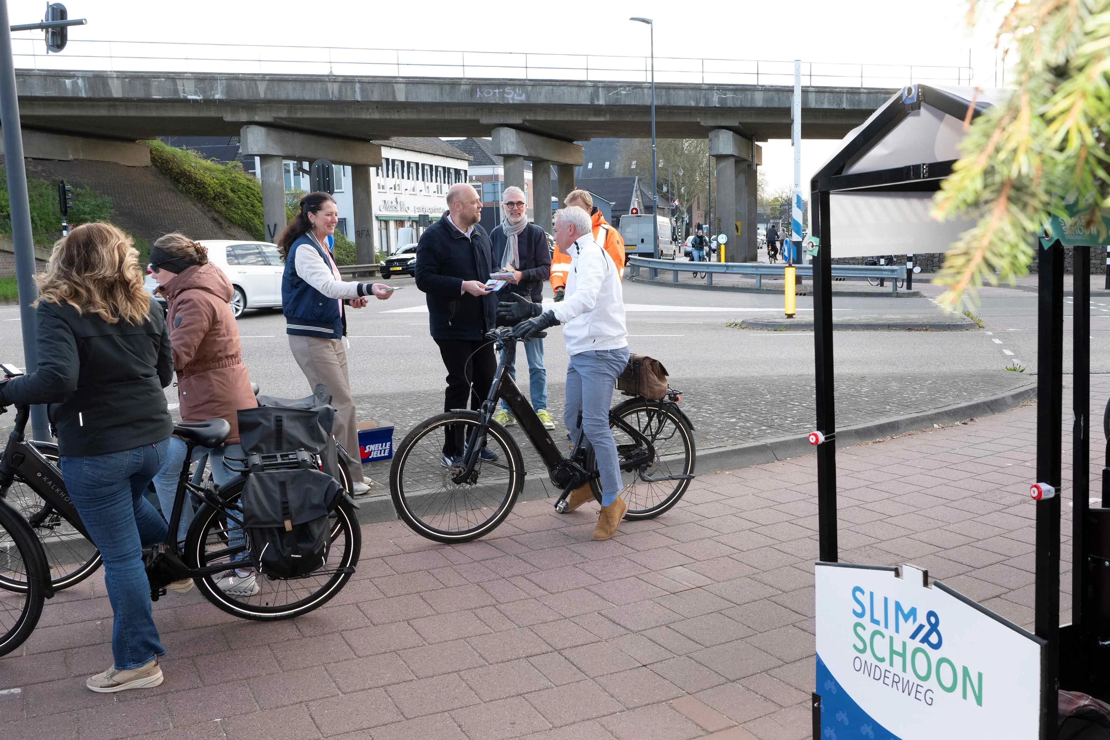 Fiets challenge.1.foto Jacques Kok slim en schoon onderweg ijsselbrug westervoort 090426