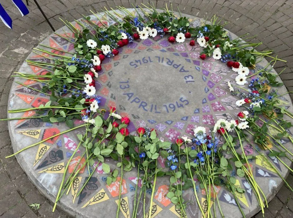 Herdenking bombardement Geitenkamp op 13 april aan de Larikshof - Gemeente Arnhem