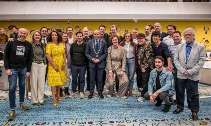 Koninklijke en gemeentelijke onderscheidingen voor vertrekkende Arnhemse raadsleden - Gemeente Arnhem