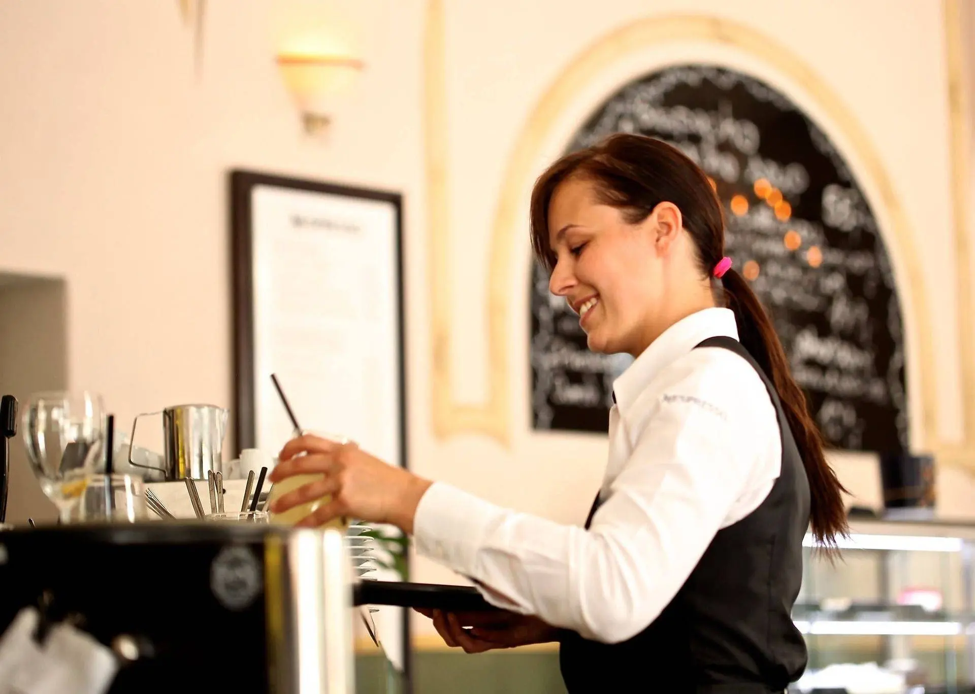 Pixabay.luckylife11-waitress-2376728_1920