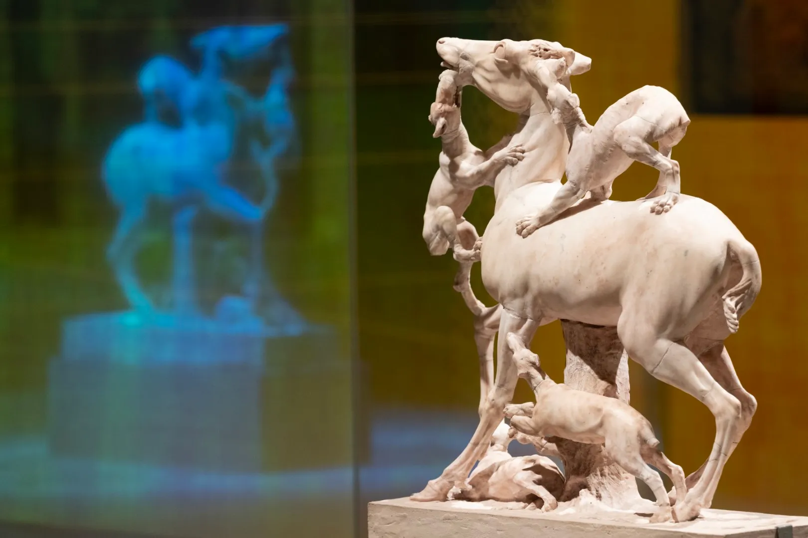 marmeren hert uit herculaneum op de tentoonstelling sterven in schoonheid de wereld van pompei en herculaneum in het drents museum foto sake elzinga