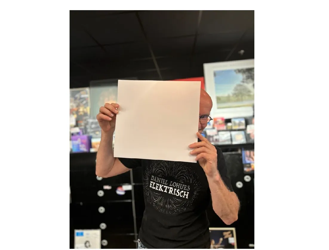 muziekafdeling gert jan met blanco platenhoes2