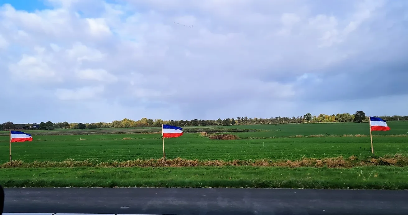 omgekeerde vlaggen langs snelweg a7 e22