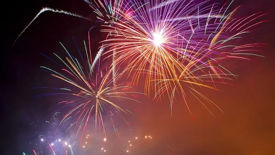 nature fireworks clouds sky night firecrackers 2608931 vuurwerk 915x518 1