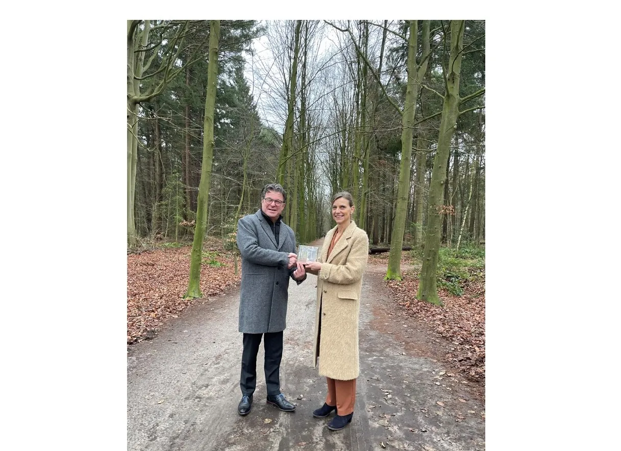sonja van der meer en bert jan ten oever overhandiging kleine gids van het asserbos paulien zomer1
