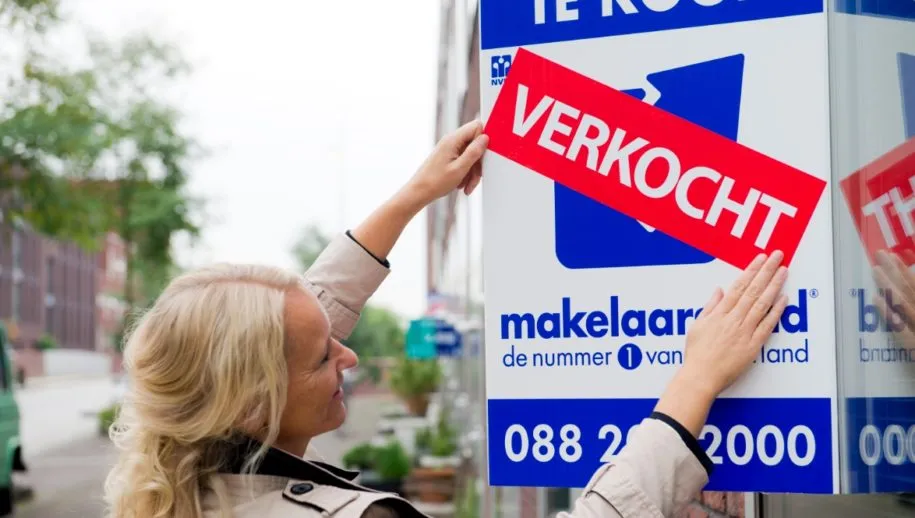 woning makelaarsland te koop bord verkocht bord cc by 30 wikipedia commons jeroen stoop 915x518 1