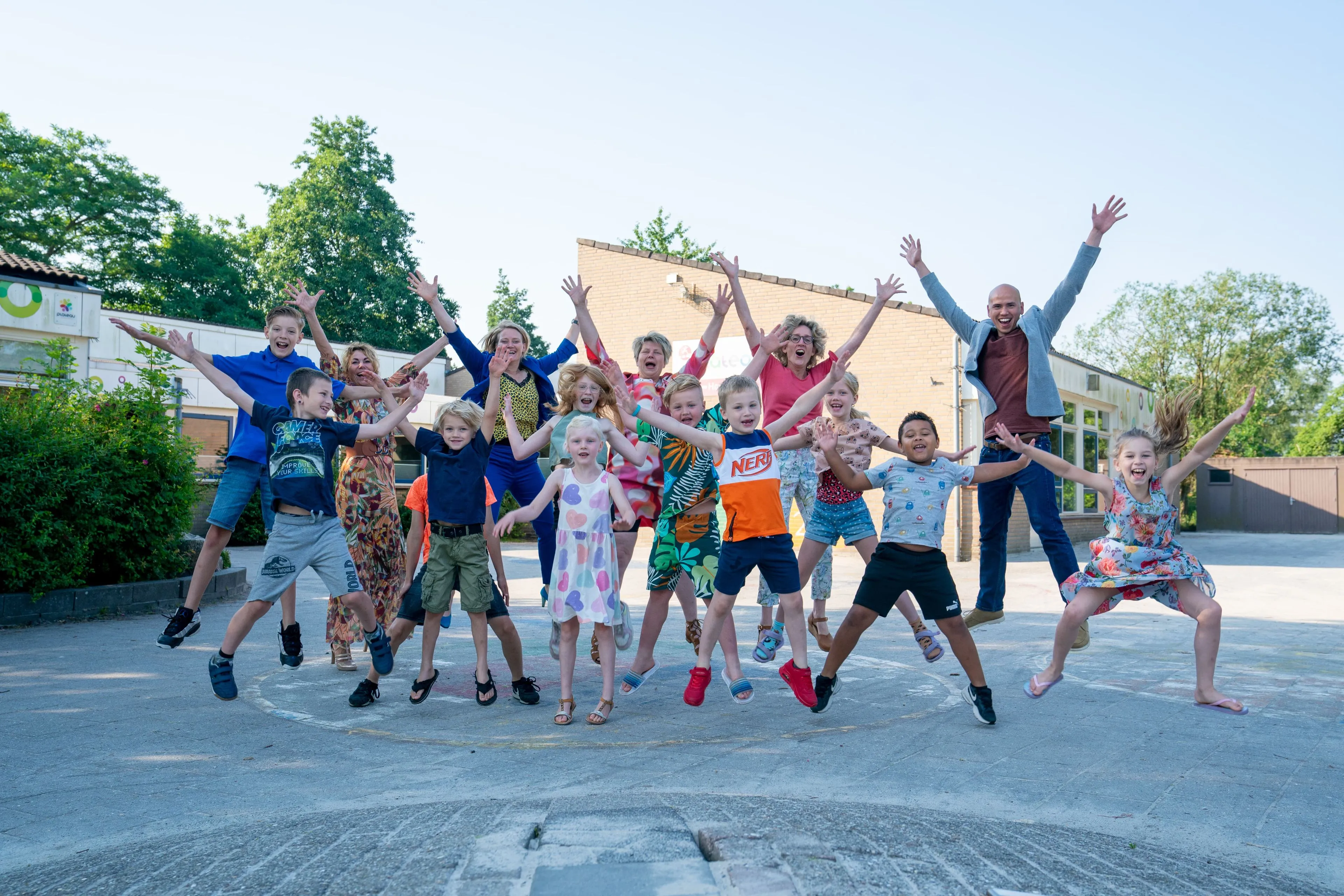 ikc de veldkei in assen en de directeuren van ivn sportdrenthe en stichting kunst cultuur zijn blij met de voortzetting van de schoolpleinen revolutie drenthe