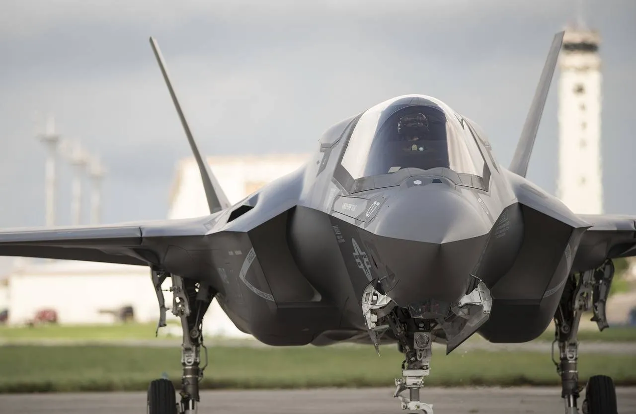 f 35b 2479067 1280